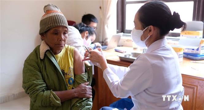 Đồng bào người K’Ho ở xã vùng sâu Đưng K’Nớ (huyện Lạc Dương, Lâm Đồng) tiêm vaccine phòng COVID-19. Ảnh: TTXVN
