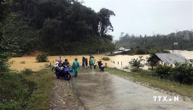 Nước dâng cao tại Tỉnh Lộ 676 (huyện Kon Plông, tỉnh Kon Tum) làm ách tắc giao thông. Ảnh: TTXVN phát
