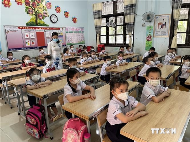 Học sinh lớp 1 Trường Tiểu học Hàm Nghi (thành phố Đông Hà, tỉnh Quảng Trị) đi học trực tiếp trở lại. Ảnh: Thanh Thủy-TTXVN
