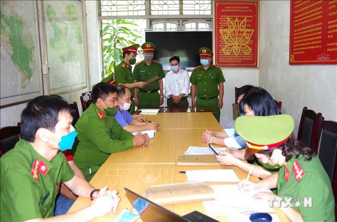 Cơ quan Cảnh sát Điều tra Công an tỉnh Hà Giang thi hành lệnh bắt, tạm giam bị can Nguyễn Tiến Hơn. Ảnh: TTXVN phát
