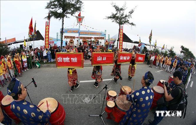 Múa tường trình và đánh trống khai hội tại lễ hội Cầu ngư thành phố Đà Nẵng. Ảnh: Trần Lê Lâm - TTXVN