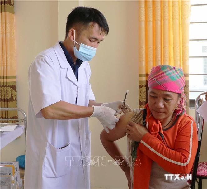 Nhân viên y tế tiêm vaccine phòng COVID-19 cho người dân xã Tà Tổng (Mường Tè, Lai Châu). Ảnh: Việt Hoàng - TTXVN
