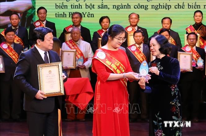 Tiến sỹ Nguyễn Thị Trúc Mai nhận Bằng khen và biểu trưng tại Lễ tôn vinh "Nhà Khoa học của nhà nông lần thứ ba - năm 2020" . Ảnh: TTXVN
