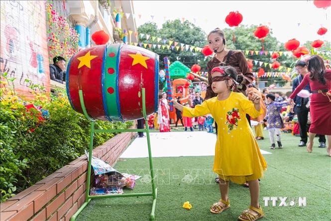 Chơi các trò chơi dân gian, gói bánh chưng… là những hoạt động được các trường trên địa bàn tỉnh Nghệ An tổ chức. Ảnh: Bích Huệ - TTXVN
