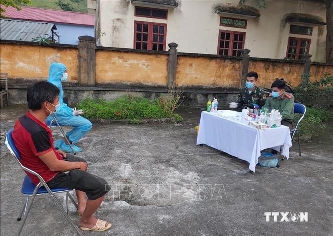 Hai đối tượng cùng trú tại bản Púng Bon, xã Pa Thơm, huyện Điện Biên, cùng nhau xuất, nhập cảnh trái phép bị lực lượng chức năng bắt giữ. Ảnh: TTXVN phát