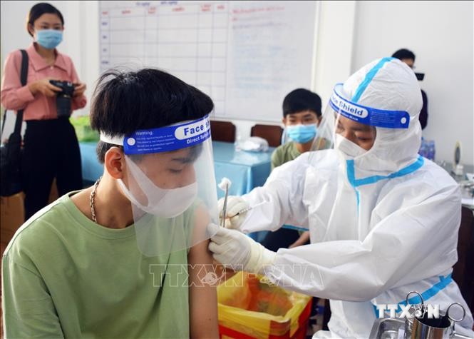  Điểm tiêm tại trường THPT Hồ Thị Kỷ sẽ tiêm vaccine ngừa COVID-19 cho 3.100 em học sinh. Ảnh: Huỳnh Anh -TTXVN
