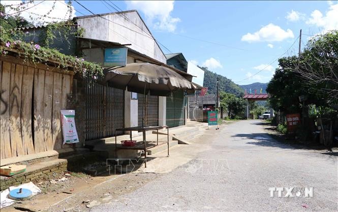 Người dân xã Bản Giang, huyện Tam Đường, tỉnh Lai Châu tuyên thủ nghiêm ngặt để phòng chống dịch COVID-19 sau khi phát hiện các ca dương tính trong cộng đồng. Ảnh: Nguyễn Oanh-TTXVN.

