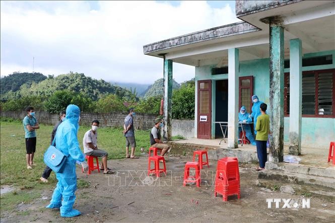 Truy vết, khai báo y tế tại ổ dịch COVID-19 xã Bản Giang, huyện Tam Đường, tỉnh Lai Châu. Ảnh: Nguyễn Oanh-TTXVN.
