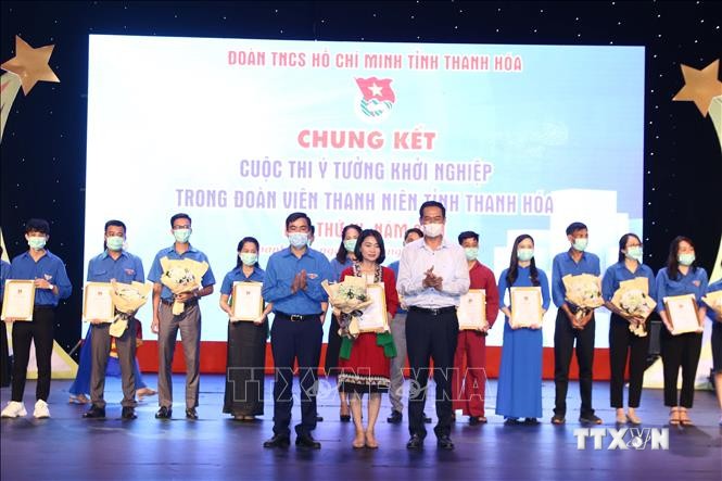 Ban tổ chức trao giải cho các tác giả đoạt giải. Ảnh: Nguyễn Nam-TTXVN
