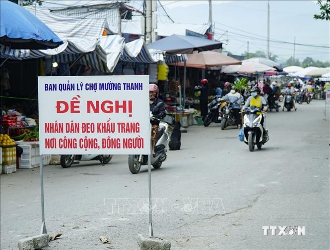 Ban quản lý chợ Mường Thanh, thành phố Điện Biên Phủ đặt biển cảnh báo đề nghị người dân chấp hành nghiêm việc đeo khẩu trang. Ảnh: Xuân Tư - TTXVN
