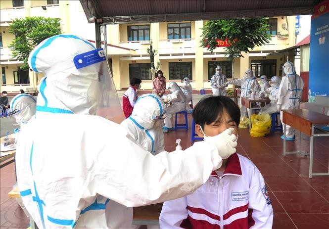 Lực lượng y tế thực hiện lấy mẫu xét nghiệm test nhanh học sinh trường THPT Lê Hồng Phong (thành phố Hà Giang). Ảnh: Minh Tâm-TTXVN