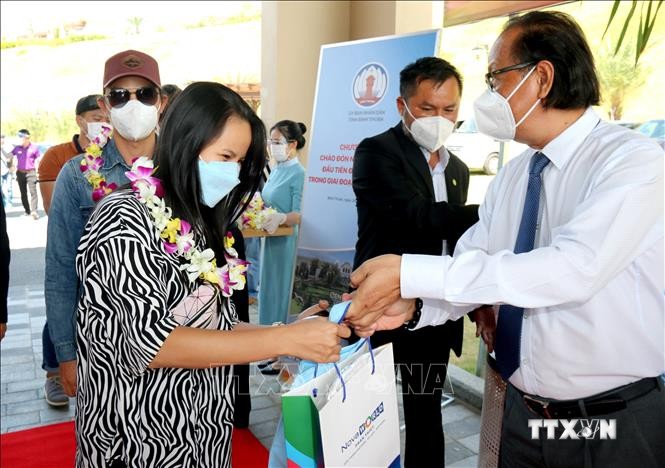 Tặng quà lưu niệm những du khách đầu tiên đến Bình Thuận trong giai đoạn bình thường mới tại Centara Mirage Resort (thành phố Phan Thiết). Ảnh: Nguyễn Thanh - TTXVN
