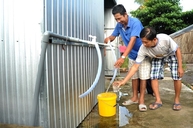 Người dân hứng nước sạch tại trạm cấp nước sạch miễn phí ở ấp Xẻo Lá A, xã Tân Thạnh, huyện An Minh (Kiên Giang). Ảnh: An Hiếu - DTMN
