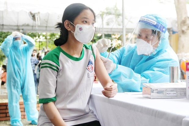 Nhân viên y tế tiêm vaccine ngừa COVID-19 cho học sinh tại huyện Củ Chi (TP Hồ Chí Minh). Ảnh: Thu Hương - TTXVN
