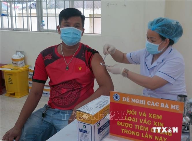 Người dân thành phố Tuy Hòa, tỉnh Phú Yên được tiêm vaccine COVID-19. Ảnh: Xuân Triệu - TTXVN
