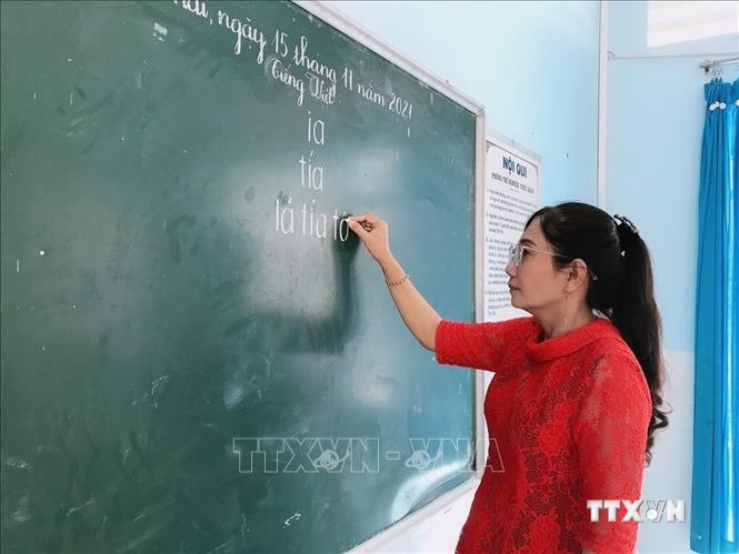 Cô giáo Nguyễn Thị Dạ Thảo trên bục giảng. Ảnh: Huỳnh Phúc Hậu - TTXVN
