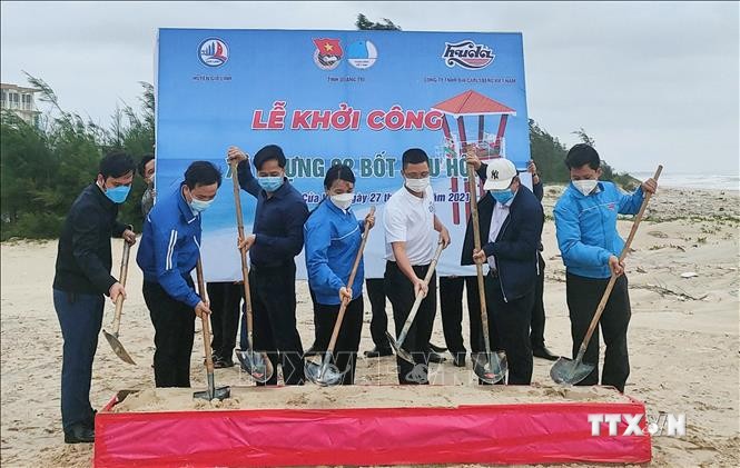 Khởi công xây dựng 2 công trình “bốt cứu hộ” taị khu vực bãi biển Cửa Việt. Ảnh: Hồ Cầu-TTXVN
