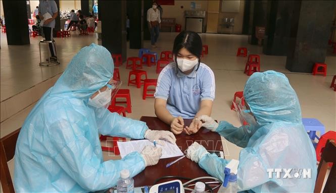 Khám sàng lọc trước khi tiêm vaccine phòng COVID-19 cho học sinh lớp 7 . Ảnh: Thanh Hòa- TTXVN
