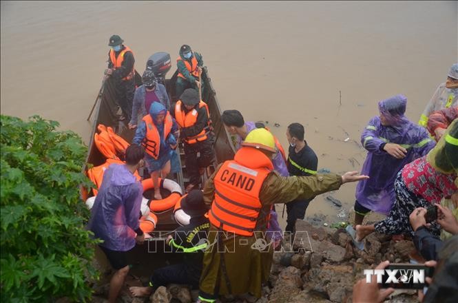 Lực lượng Cảnh sát Phòng cháy chữa cháy và cứu nạn cứu hộ - Công an tỉnh Gia Lai cứu hộ 14 hộ dân đến nơi an toàn. Ảnh: Quang Thái- TTXVN
