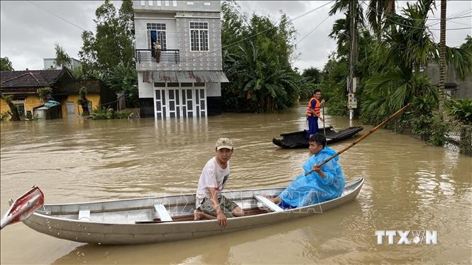 Mưa lũ tại các tỉnh từ Quảng Nam đến Phú Yên và Tây Nguyên đã gây ngập lụt, giao thông tại nhiều tuyến Quốc lộ tê liệt do sạt lở Ảnh: TTXVN
