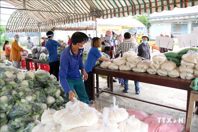 “Phiên chợ 0 đồng” với đa dạng nhu yếu phẩm phục vụ người dân ở Bình Thuận. Ảnh: Nguyễn Thanh - TTXVN

