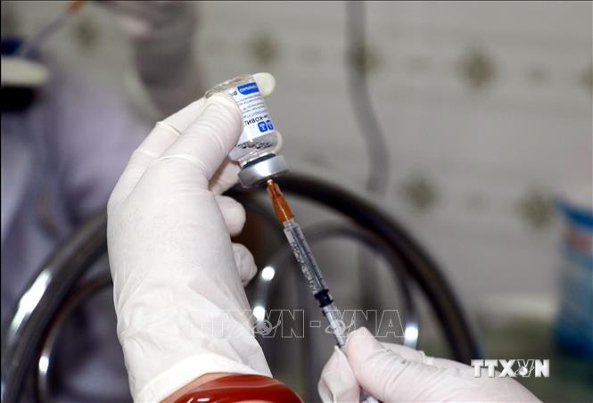 Tiêm vaccine phòng COVID-19 cho người dân . Ảnh: Nguyễn Lành - TTXVN
