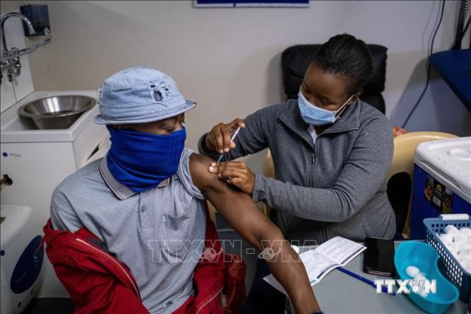 Nhân viên y tế tiêm vaccine phòng COVID-19 cho người dân tại Johannesburg, Nam Phi, ngày 8/12/2021. Ảnh: AFP/ TTXVN

