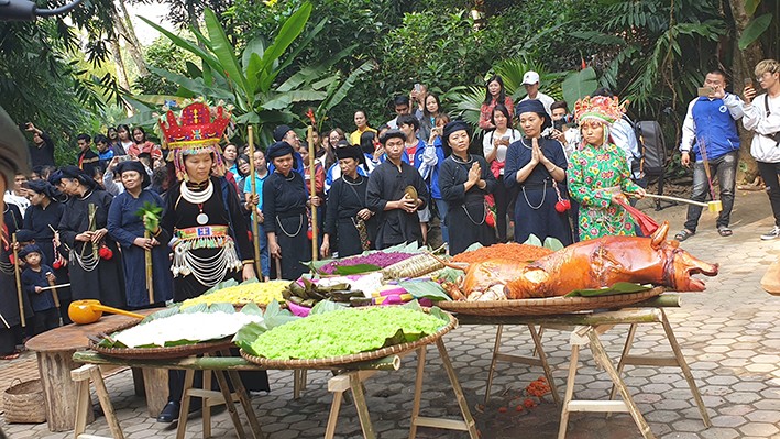 Du khách trải nghiệm Lễ cơm mới của đồng bào dân tộc Tày ở Khu du lịch sinh thái Thái Hải (Thái Nguyên). Ảnh: Hoàng Tâm - DTMN