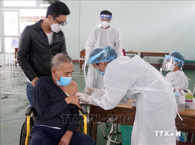 Nhân viên y tế tiêm vaccine phòng COVID-19 cho người cao tuổi, người có bệnh lý nền tại các quận, huyện trên địa bàn. Ảnh: Trần Lê Lâm - TTXVN
