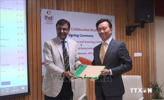 Đại sứ Việt Nam tại Ấn Độ Phạm Sanh Châu tại Lễ ký kết biên bản ghi nhớ (MOU) về hợp tác nghiên cứu đánh giá chất lượng của vaccine Nanocovax. Ảnh: Huy Lê - P/v TTXVN tại Ấn Độ
