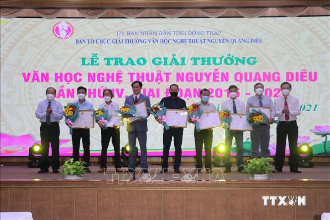 Trao giải thưởng Văn học Nghệ thuật Nguyễn Quang Diêu lần thứ IV. Ảnh: Nguyễn Văn Trí - TTXVN

