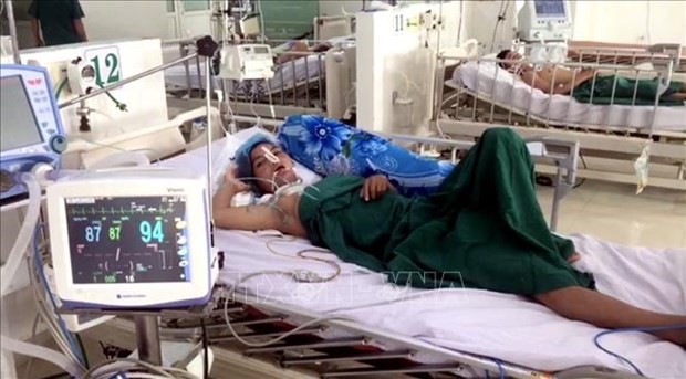 Các bệnh nhân bị ngộ độc Botulinum đang được điều trị tại Khoa Hồi sức tích cực và Chống độc, Bệnh viện Đa khoa tỉnh Kon Tum. Ảnh: Khoa Chương - TTXVN
