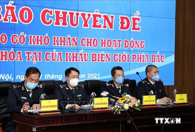 Phó Cục trưởng Cục Hải quan Lạng Sơn Vy Công Tường (thứ hai từ trái sang) trả lời câu hỏi của phóng viên. Ảnh: Phạm Hậu - TTXVN
