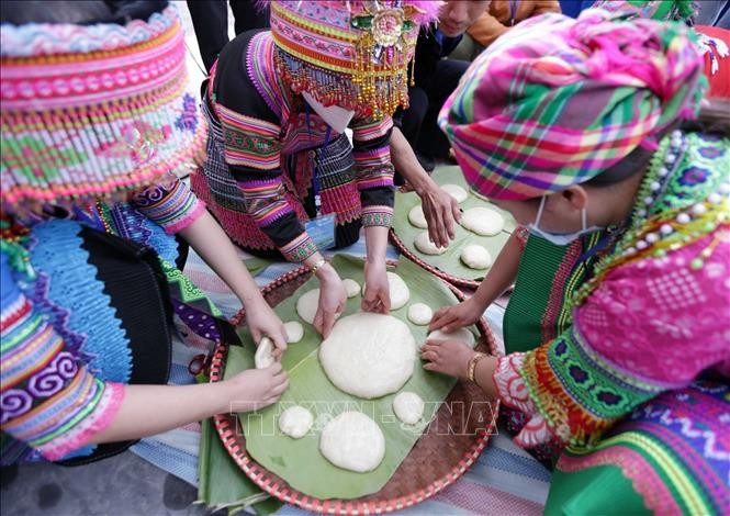 Tiết mục biểu diễn múa khèn của đồng bào dân tộc Mông tỉnh Điện Biên tại không gian văn hóa. Ảnh: Quý Trung - TTXVN
