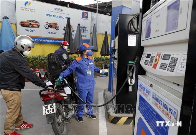 Mua bán xăng, dầu tại một cửa hàng kinh doanh xăng, dầu của Tập đoàn xăng dầu Việt Nam ở Hà Nội. Ảnh: Trần Việt - TTXVN
