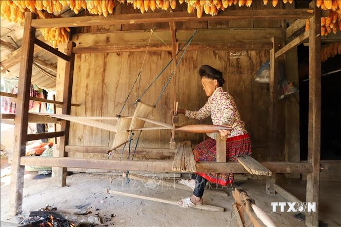 Nghề dệt thổ cẩm là một trong những nét văn hóa lâu đời, đặc sắc nhất của người Mông ở Yên Bái. Ảnh: Tiến Khánh - TTXVN
