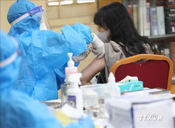 Tiêm mũi 2 vaccine phòng COVID-19 cho học sinh trường THPT Việt Đức . Ảnh: Thanh Tùng - TTXVN
