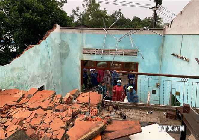 Một trận lốc xoáy xảy ra ở ven biển xã Bình Đông, huyện huyện Bình Sơn, tỉnh Quảng Ngãi làm nhiều nhà dân bị tốc mái và cây cối bị gãy đổ. Ảnh: Đinh Hương - TTXVN
