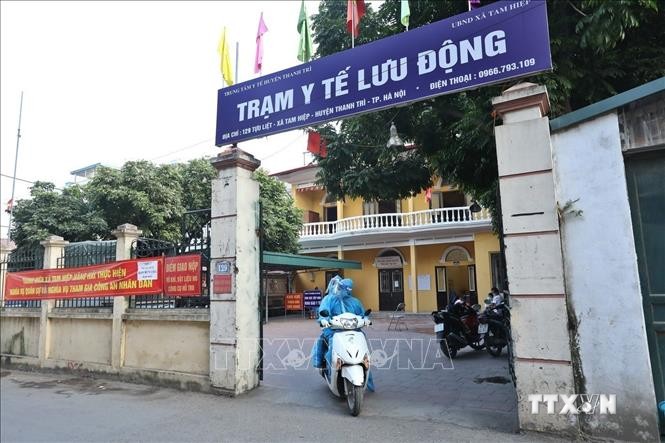 Trạm y tế lưu động được xã Tam Hiệp (huyện Thanh Trì, TP Hà Nội) kích hoạt sau khi số lượng F0 trên địa bàn xã có dấu hiệu gia tăng. Ảnh: Minh Quyết - TTXVN
