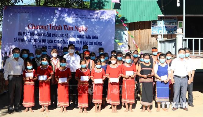 Các nghệ nhân và học viên tại mô hình điểm Câu lạc bộ sinh hoạt văn hóa gắn với phát triển du lịch của đồng bào dân tộc thiểu số Xê Đăng tại huyện Sa Thầy, tỉnh Kon Tum. Ảnh: TTXVN phát
