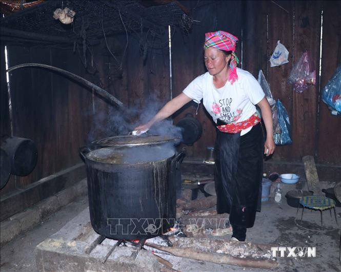 Thu nhập của gia đình bà Sình Thị Cài, dân tộc Mông, ở xã Sà Dề Phìn, huyện Sìn Hồ chủ yếu phụ thuộc từ nấu rượu. Ảnh: Việt Hoàng-TTXVN