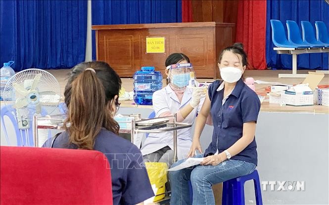 Tiêm vaccine mũi 3 (mũi nhắc) cho người dân đủ điều kiện tại Bệnh viện Đa khoa tỉnh Ninh Thuận. Ảnh: Công Thử - TTXVN
