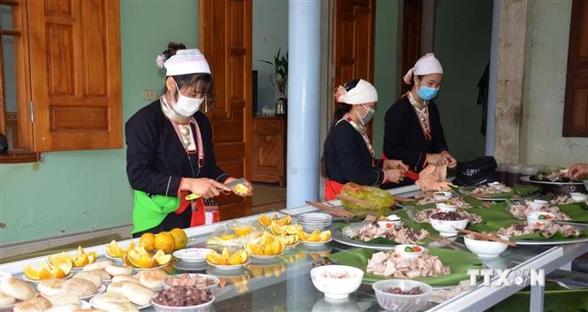 Người Dao xã Cẩm Liên, huyện Cẩm Thủy, Thanh Hóa nấu nướng để sử dụng trong lễ đón tết năm cùng. Ảnh: Nguyễn Nam-TTXVN
