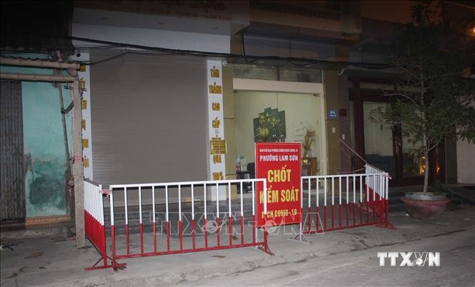 Phỏng tỏa cụm dân cư tại phường Lam Sơn, thành phố Thanh Hóa do có ca mắc COVID-19. Ảnh: Nguyễn Nam-TTXVN
