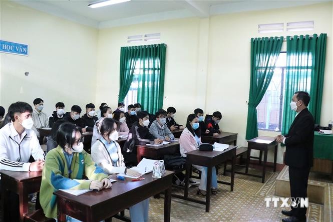 Học sinh trường Trung học phổ thông Buôn Ma Thuột đeo khẩu trang trong thời gian học trực tiếp tại trường. Ảnh: Tuấn Anh – TTXVN
