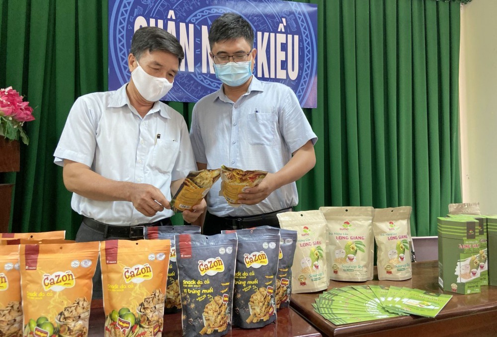 Sản phẩm OCOP quận Ninh Kiều trưng bày tại Hội nghị đánh giá và xếp hạng sản phẩm OCOP của quận năm 2021. Ảnh : baocantho.com.vn