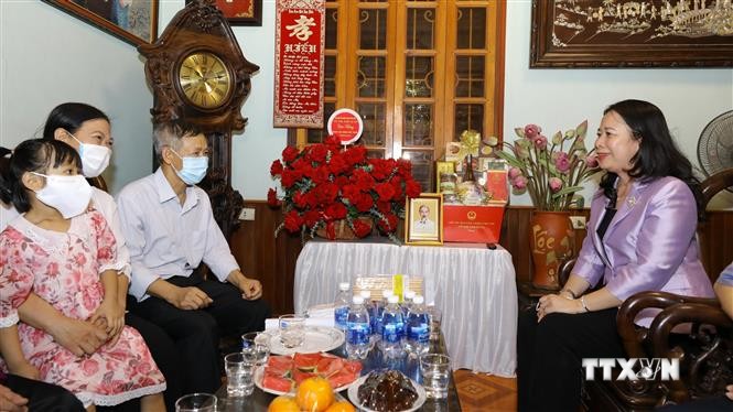 Phó Chủ tịch nước Võ Thị Ánh Xuân thăm các gia đình tiêu biểu ở Thủ đô. Ảnh: Nguyễn Điệp - TTXVN
