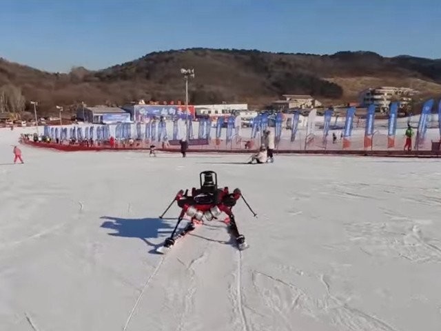 Các nhà nghiên cứu Trung Quốc vừa cho ra mắt một robot 6 chân có khả năng trượt tuyết như một vận động viên. Ảnh: ECNS
