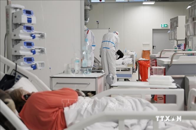 Bệnh nhân COVID-19 được điều trị tại bệnh viện ở Warsaw, Ba Lan ngày 13/1/2022. Ảnh: PAP/TTXVN