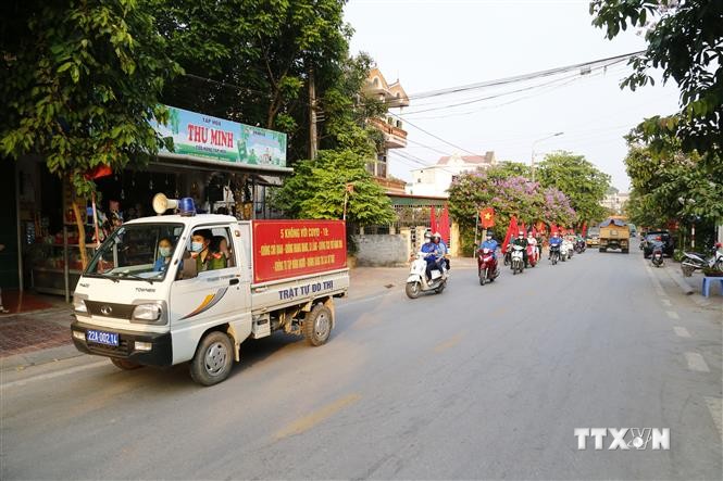 Phường Tân Hà, thành phố Tuyên Quang ra quân tuyên truyền cổ động bầu cử trên các tuyến phố. Ảnh: Nam Sương – TTXVN
